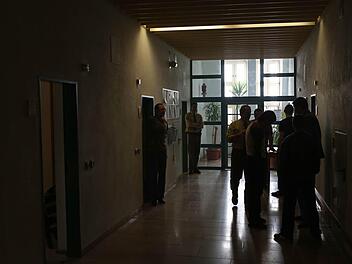 Aufschluss im Barockbau der Justizvollzugsanstalt Bamberg: Strafgefangene halten sich gerade auf dem Gang auf. Alle Fotos: Matthias Hoch