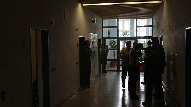 Aufschluss im Barockbau der Justizvollzugsanstalt Bamberg: Strafgefangene halten sich gerade auf dem Gang auf. Alle Fotos: Matthias Hoch