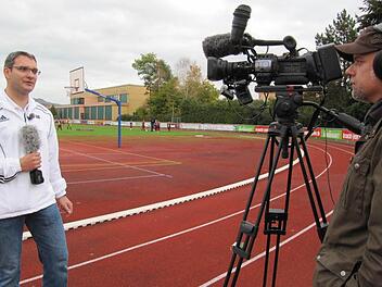 Vereinsvorsitzender Norbert Böhmer (links) und Produzent Christian Schreder besprechen die Reihenfolge des Drehs und machen erste Probe-Aufnahmen. Fotos: Monika Schütz