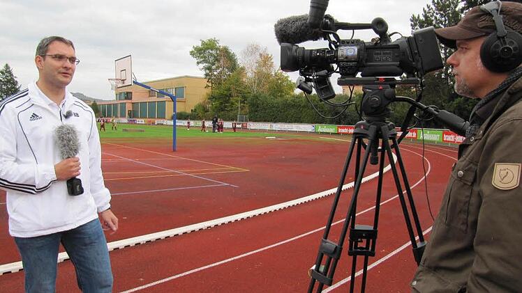 Vereinsvorsitzender Norbert Böhmer (links) und Produzent Christian Schreder besprechen die Reihenfolge des Drehs und machen erste Probe-Aufnahmen. Fotos: Monika Schütz