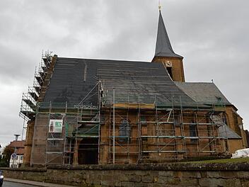 Die Scheßlitzer Pfarrkirche St. Kilian. Das Dach des Turmes ist frisch saniert, das Langhaus ist in Arbeit. Auf dem Chor (rechts ) befindet sich noch die alte Schieferung, die ebenfalls erneuert werden muss. Foto: Ronald Rinklef
