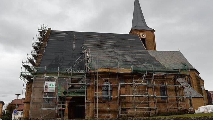Die Scheßlitzer Pfarrkirche St. Kilian. Das Dach des Turmes ist frisch saniert, das Langhaus ist in Arbeit. Auf dem Chor (rechts ) befindet sich noch die alte Schieferung, die ebenfalls erneuert werden muss. Foto: Ronald Rinklef