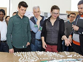 Sarah Böttcher und Sebastian Wolf (im Vordergrund) erläutern ihren Entwurf. Kevin Agwanda, Hans-Peter Hebensperger-Hüther und Mario Tvrtkovic (von links) sind beeindruckt.
