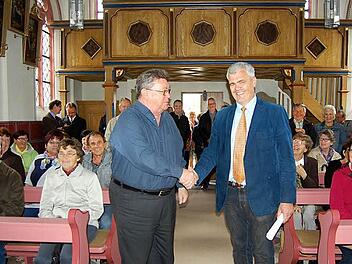 Pfarrer Rudolf Scharf (links) freute sich mit Bürgermeister Bernhard Storath über die gelungene Sanierung der Friedhofskapelle. Foto: Andreas Welz