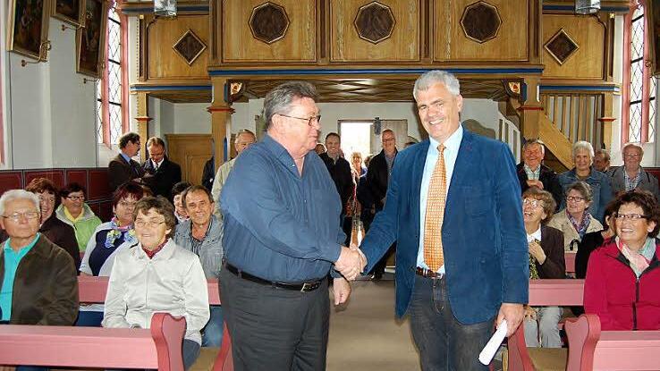 Pfarrer Rudolf Scharf (links) freute sich mit Bürgermeister Bernhard Storath über die gelungene Sanierung der Friedhofskapelle. Foto: Andreas Welz