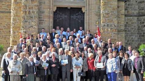 In der Herz-Jesu Kirche fand eine Jubelkommunion mit Pfarrer Glaeser statt. Auf dem Hauptportal wurde ein Erinnerungsfoto gemacht.  Foto: hh