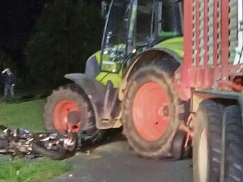 Der Traktor bog nach links ab. Im selben Moment wollte der Motorradfahrer überholen und prallte dabei gegen den Traktor. Foto: Veronika Schadeck