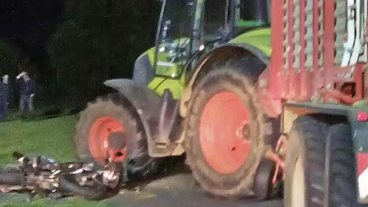 Der Traktor bog nach links ab. Im selben Moment wollte der Motorradfahrer überholen und prallte dabei gegen den Traktor. Foto: Veronika Schadeck