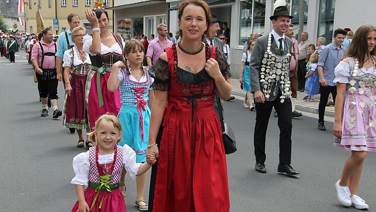 Mariella mit Schwester Valerie und Mutter Silvia Keim (von links). Foto: Veronika Schadeck