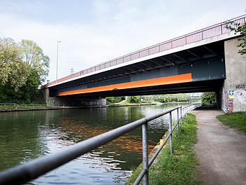 Die Kanalbrücke an der Konrad-Adenauer-Allee über dem Rhein-Herne-Kanal. Ein verpackter Leichnam ist am Sonntag im Rhein-Herne-Kanal entdeckt worden. Foto: Marcel Kusch/dpa