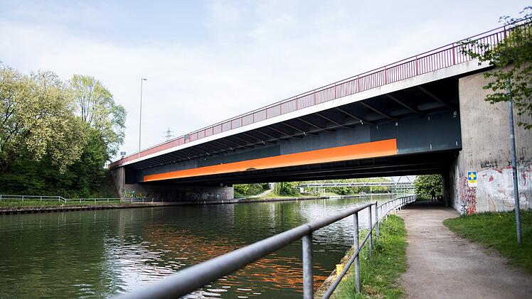Die Kanalbrücke an der Konrad-Adenauer-Allee über dem Rhein-Herne-Kanal. Ein verpackter Leichnam ist am Sonntag im Rhein-Herne-Kanal entdeckt worden. Foto: Marcel Kusch/dpa