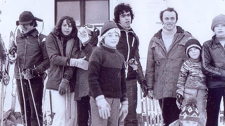 Freizeitpädagoge Werner Vieres macht mit Kindern eine "Bergfreizeit" am Würzburger Haus - 1977. Foto: Archiv/Kinderdorf