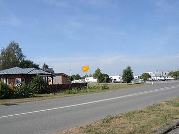 Das "Buffalo- House" in Neuses (links) wird sehr gut angenommen, daher soll es erweitert werden und einen 100 Quadratmeter großen Gaststättenraum erhalten. Nur wenige Meter davon entfernt auf der gegenüberliegenden Seite der KC 5 (rechts) soll in diesem Industriebereich ein weiteres großes Betriebsgebäude der Firma Schneider entstehen. Foto: K.- H. Hofmann