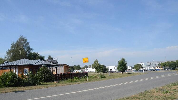 Das "Buffalo- House" in Neuses (links) wird sehr gut angenommen, daher soll es erweitert werden und einen 100 Quadratmeter großen Gaststättenraum erhalten. Nur wenige Meter davon entfernt auf der gegenüberliegenden Seite der KC 5 (rechts) soll in diesem Industriebereich ein weiteres großes Betriebsgebäude der Firma Schneider entstehen. Foto: K.- H. Hofmann