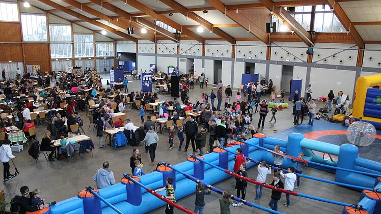In der Stadthalle Lichtenfels herrschte beim Spielenachmittag viel Betrieb. Eine Attraktion war der große Menschen-Kicker rechts vorne im Bild.