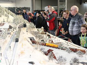 Im Einsatz auf der eingleisigen Mittelgebirgsstrecke mit drei Bahnhöfen und zwei viergleisigen Schattenbahnhöfen können 15 bis 20 Züge sein, die im gegenläufigen Wechsel verkehren. Damit war die Winterlandschaft das absolute Highlight der 34. Modellbautage. Wolfgang Desombre