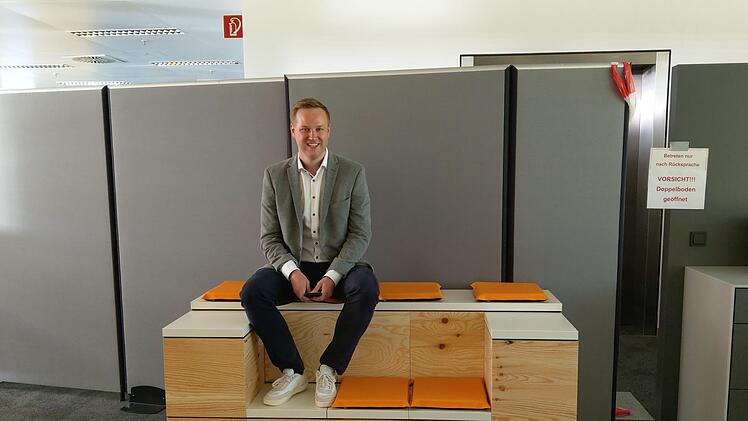 Daniel Schröder auf der Tribüne - eines der neuen der Möbel in der Abteilung Digital ServicesFoto: Simone Bastian