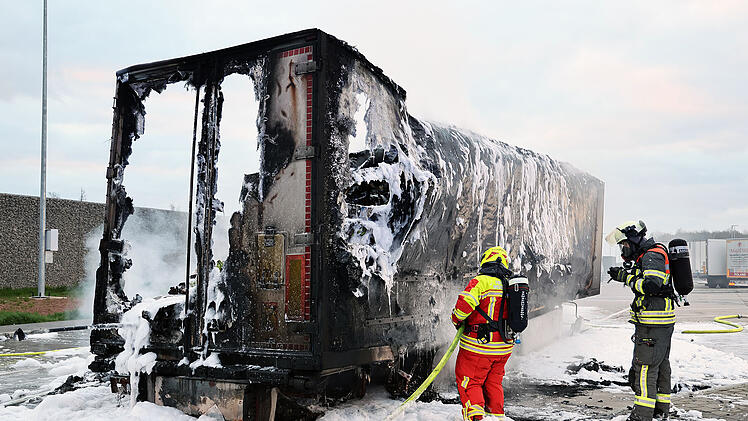 Ein Lkw-Aufleger brennt an der A3 lichterloh