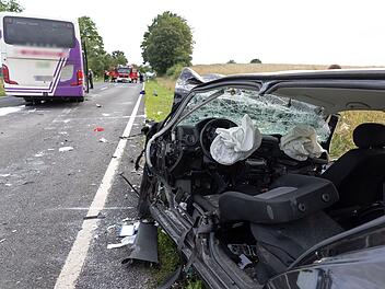 B303 im Kreis Coburg: Autofahrerin kracht frontal in Bus