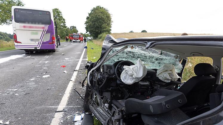B303 im Kreis Coburg: Autofahrerin kracht frontal in Bus