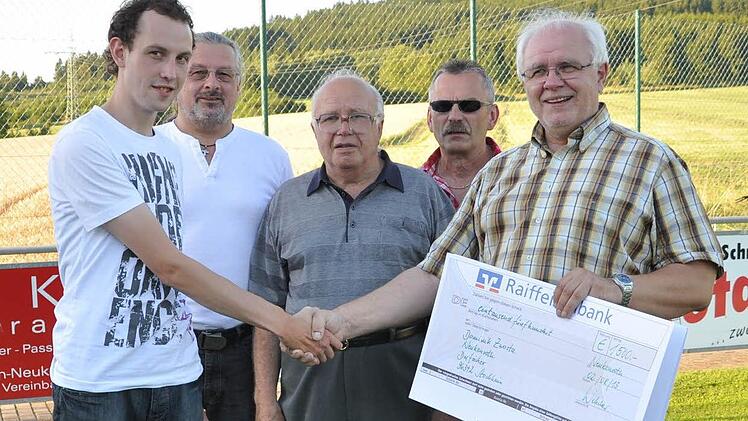 TSV-Vorsitzender Leonhard Welscher (rechts) überreicht den symbolischen Scheck über 1500 Euro an Daniel Zwosta. Mit im Bild dessen Vater Manfred Zwosta, Großvater Georg Wachter und Spielgruppenleiter Egon Grünbeck (von links). Foto: Herbert Kalb