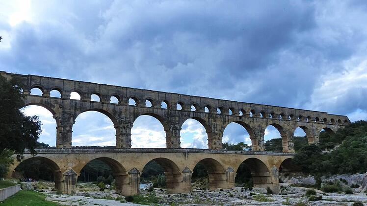 Pont du Gard: Römische Ingenieurskunst: Über drei Arkadenreihen führte das Aquädukt das Wasser nach Nimes.