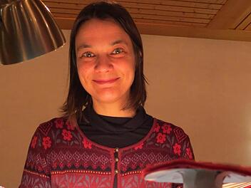 Cornelia Boese hat in der Bücherei Märchen vorgelesen. Passend zum Thema Glück hat das Büchereiteam auch für die Dekoration gesorgt. Fotos: Doris Bauer