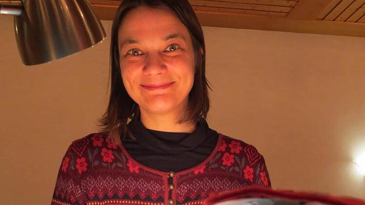 Cornelia Boese hat in der Bücherei Märchen vorgelesen. Passend zum Thema Glück hat das Büchereiteam auch für die Dekoration gesorgt. Fotos: Doris Bauer