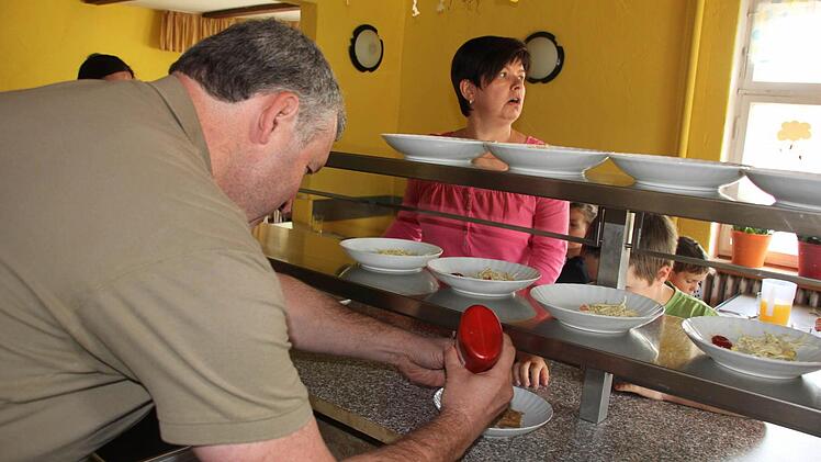 Ein bisschen Ketch-up darf's schon sein. Jürgen Hennemann und Sabine Ullrich. Foto: Ralf Kestel