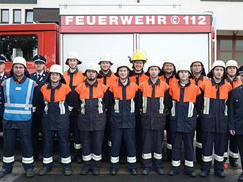 Die erfolgreichen Prüflinge mit Kreisbrandmeister Klaus Wüscher, Schiedsrichter Karsten Scheuring, 2. Kommandant Jens Weingart und Kommandant Dieter Halbig.  Foto: Doris Bauer