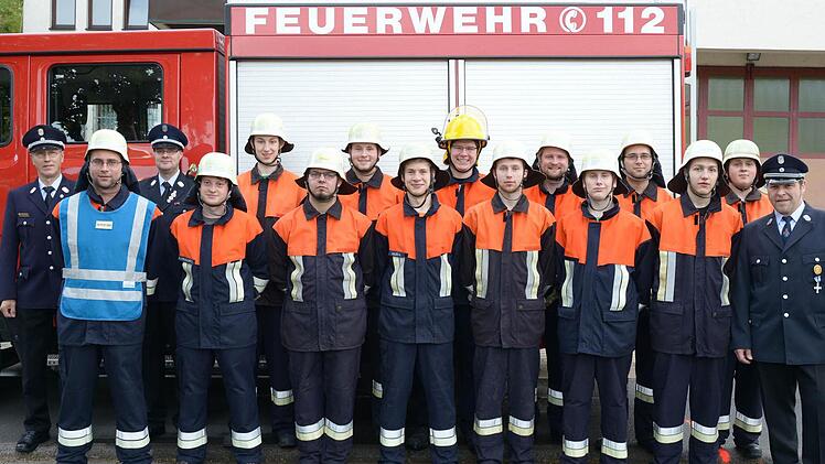 Die erfolgreichen Prüflinge mit Kreisbrandmeister Klaus Wüscher, Schiedsrichter Karsten Scheuring, 2. Kommandant Jens Weingart und Kommandant Dieter Halbig.  Foto: Doris Bauer