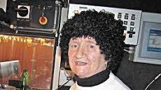 Heide Braunschmidt vom Seniorenbeirat bereitet in der Regiekanzel die Technik für ihren Auftritt vor.