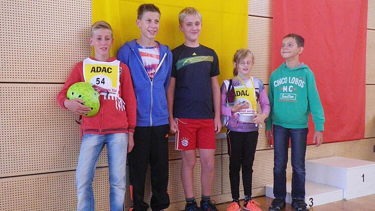 Erfolgreiche Teilnehmer: von links Leo Renninger (4. Platz Buben 2), René Schmitt (1.Platz - Nordbayerischer Meister Buben 3), Maximilian Müller (2. Platz - Vizemeister Buben 3), Tina Sell (1. Platz - Nordbayerische Meisterin - Mädchen 1), Georg Schmitt (3. Platz Buben 1).  Foto: Jürgen Müller