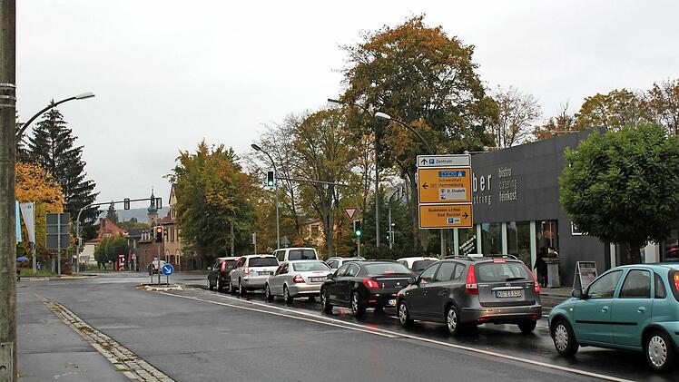 Die vielen Querabbieger wie hier aus der Münnerstädter Straße behindern den durchgehenden Verkehr auf dem Hauptstrang.