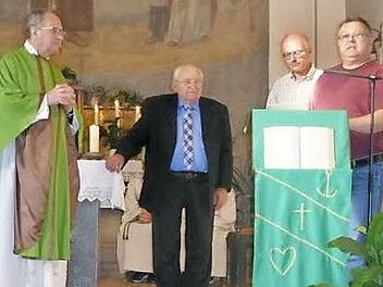 Emil Schuller (Zweiter von links) hat als Küster "vielen Pfarrern, Dekanen und Bischöfen in die Gewänder geholfen", würdigte Pater Alois Gaßner (links). Mit im Bild: Bernd Schuler von der Kirchenverwaltung und Kirchenpfleger Manfred Braterschofsky. Foto: Simon Albrecht
