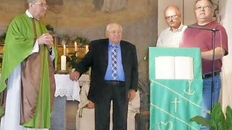 Emil Schuller (Zweiter von links) hat als Küster "vielen Pfarrern, Dekanen und Bischöfen in die Gewänder geholfen", würdigte Pater Alois Gaßner (links). Mit im Bild: Bernd Schuler von der Kirchenverwaltung und Kirchenpfleger Manfred Braterschofsky. Foto: Simon Albrecht