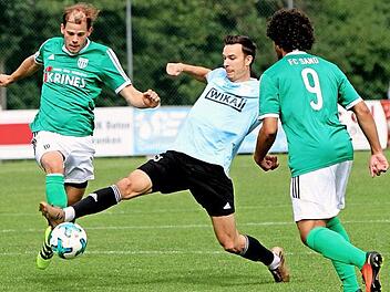 Im letzten Moment hält der Erlenbacher noch den Fuß in den Schuss des Sander Routiniers Sebastian Wagner (links) und lenkt den Ball ab; rechts lauert Tevin Mc Collough vom FCS, kann jedoch in dieser Situation nicht eingreifen. Fotos: Günther Geiling
