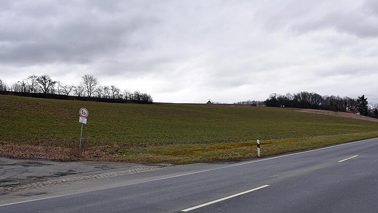 Der Gemeinderat Theres beschloss die Aufstellung eines vorhabenbezogenen Bebauungsplanes für das "Sondergebiet Solaranlage Obertheres, Flur-Nummer 210" für das Grundstück an der Staatsstraße 2447 östlich von Obertheres (im Bild).Ulrike Langer