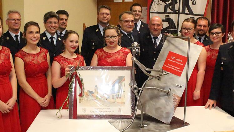 Die Patenvereine FFW Altenkunstadt und FFW Weismain bei der Geschenkübergabe, Fotos: Roland Dietz