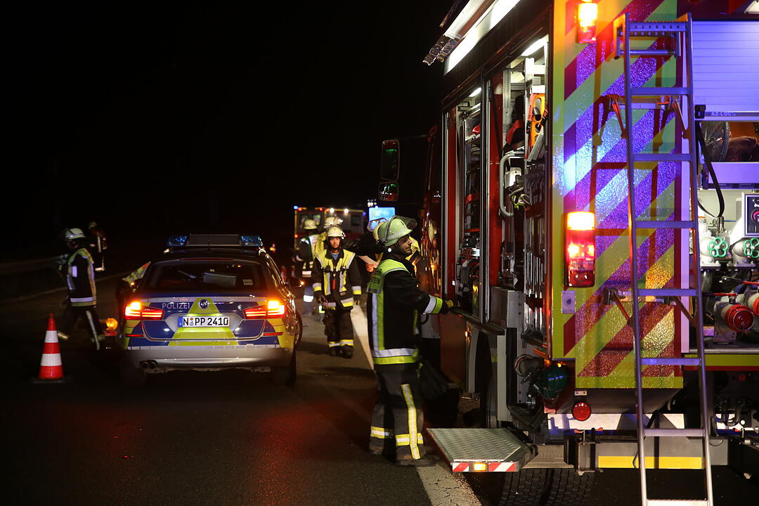 Unfall auf der A6: Auto kracht in Lkw-Heck