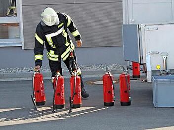 Feuerlöscher werden für die Übung bereitgestellt. Foto: Carmen Schwind