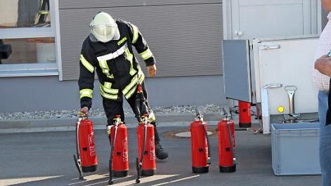 Feuerlöscher werden für die Übung bereitgestellt. Foto: Carmen Schwind