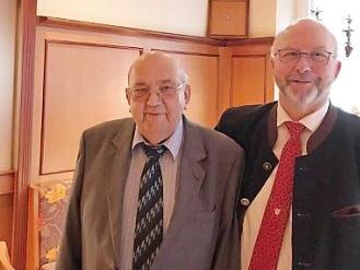 Bürgermeister Egon Herrmann (rechts) gratuliert Simon Rupp zum 80. und dankte für das ehrenamtliche Engagement. Foto: K.- H. Hofmann