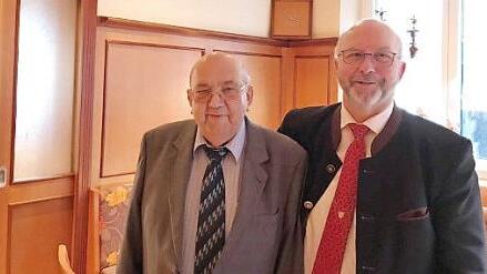 Bürgermeister Egon Herrmann (rechts) gratuliert Simon Rupp zum 80. und dankte für das ehrenamtliche Engagement. Foto: K.- H. Hofmann