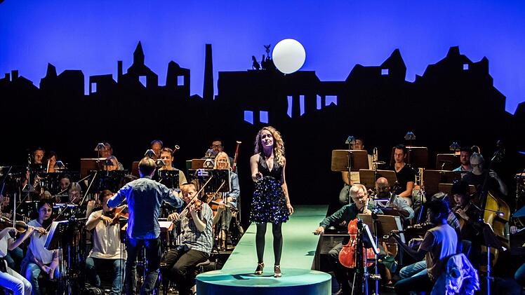 "Strahlender Mond, der am Himmelszelt thront": Laura Incko als Julia de Weert in einer Probenszene in Eduard Künneke "Der Vetter aus Dingsda".Foto: Jochen Berger