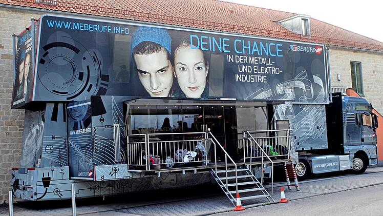Viele Informationen erhielten die Schüler aus dem riesigen Info-Truck.
