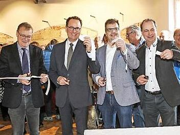 Eröffnung mit OB Andreas Starke, Veit Bergmann, Geschäftsführer der Stadtbau GmbH, Bürgermeister Christian Lange und dem Vorsitzenden der IG Aktive Mitte, Benedikt Dümig (von links)