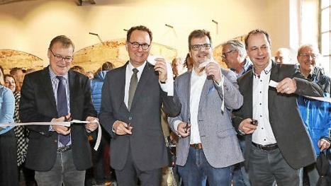 Eröffnung mit OB Andreas Starke, Veit Bergmann, Geschäftsführer der Stadtbau GmbH, Bürgermeister Christian Lange und dem Vorsitzenden der IG Aktive Mitte, Benedikt Dümig (von links)