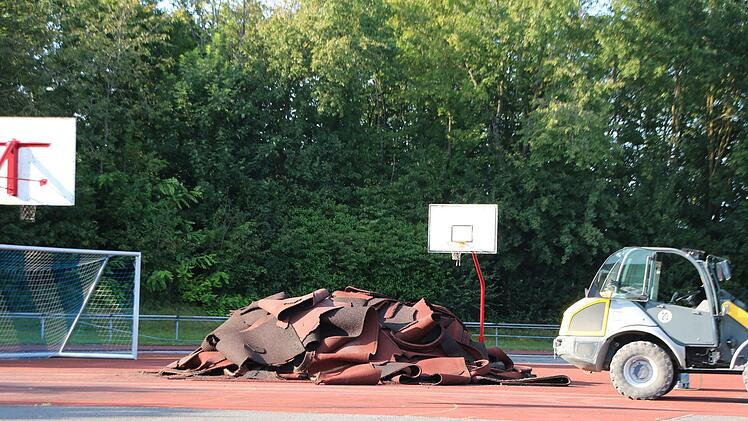 Der alte Belag wird gesammelt und dann in einer Spezialfabrik recycelt. Foto: Thomas Malz