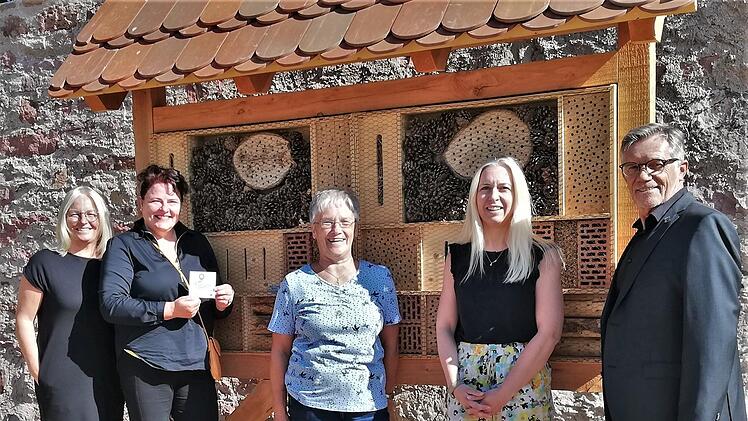 Über erste Bewohner der zwei neuen "Schlosshotels" für Insekten freuen sich (von links) Alexandra Metz und Stephanie Kunder (Allianz Kissinger Bogen), Herta Müller (Heimat-, Wander- u. Gartenbauverein Aschach), Museumsleiterin Josefine Glöckner un...